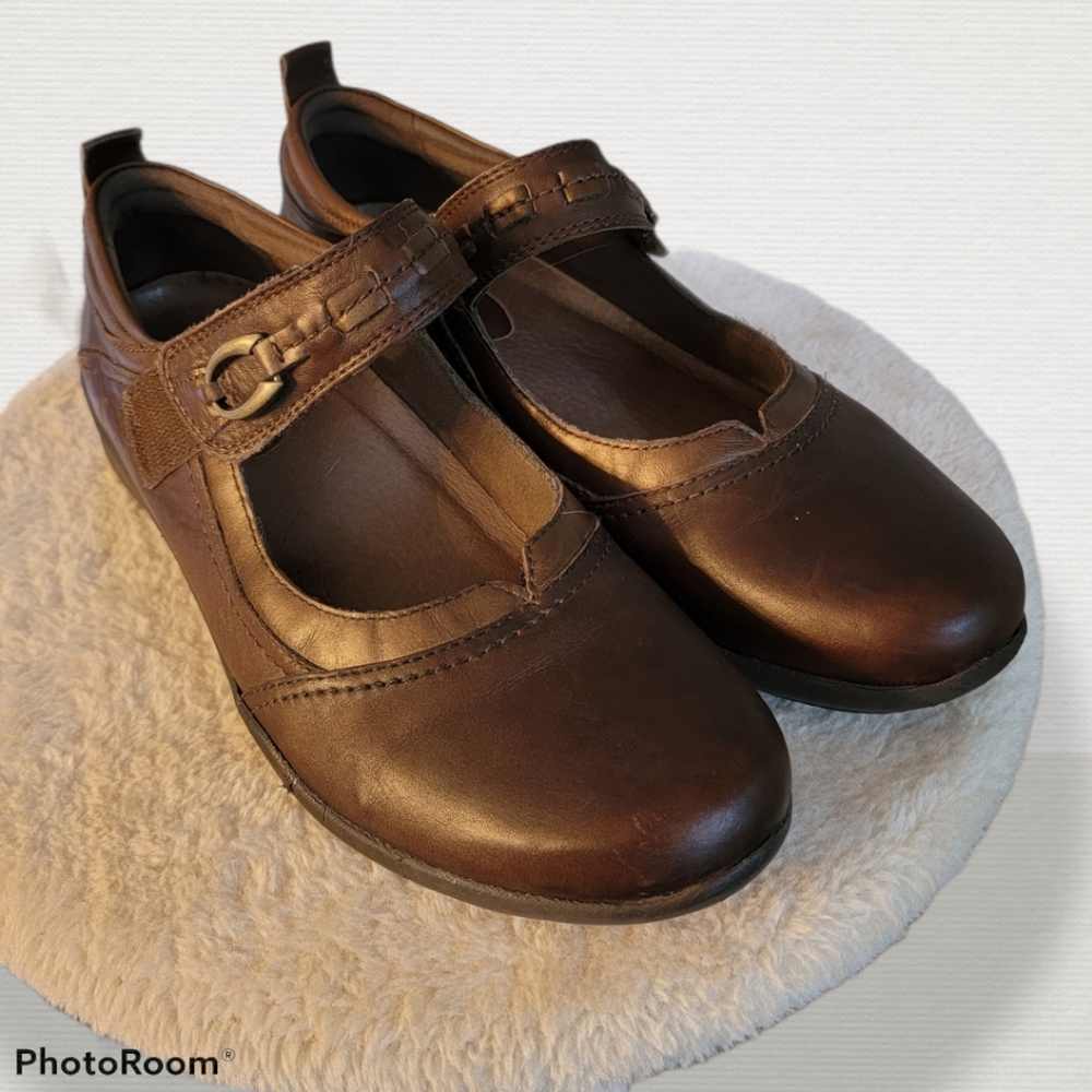 Beautiful Leather Earth Mary Jane Shoes, Size 10 Gem